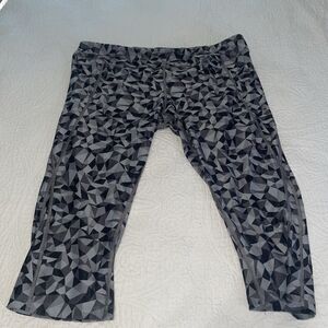 The North Face Womens  Capri Leggings Gray Black Geometric XL‎ Extra Large